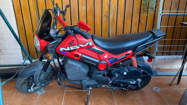 VENDO HONDA NAVI CON CASCO UNICO DUEÑO 2022