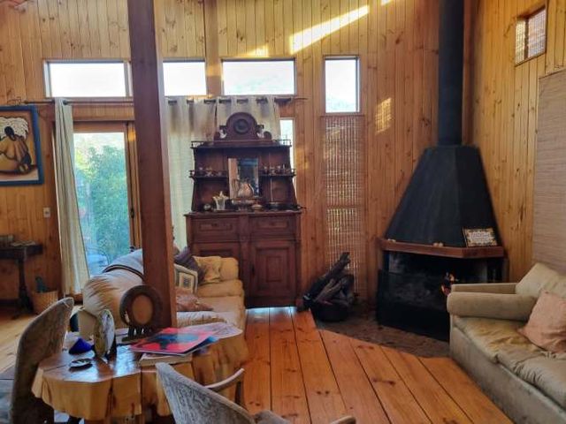 Parcela con hermosa casa de madera 100% nativa. 4 d.