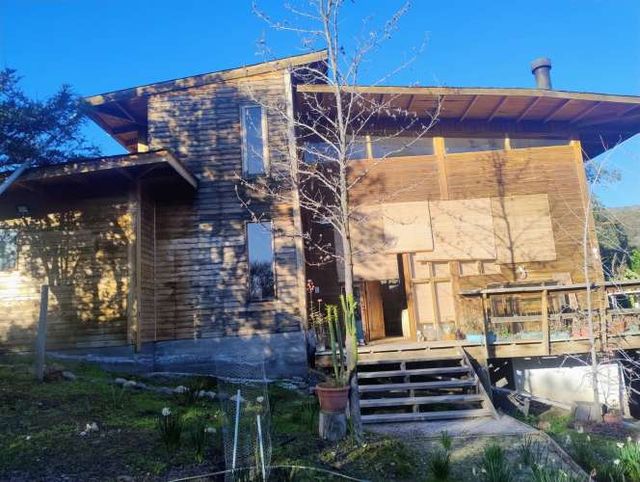 Parcela con hermosa casa de madera 100% nativa. 4 d.