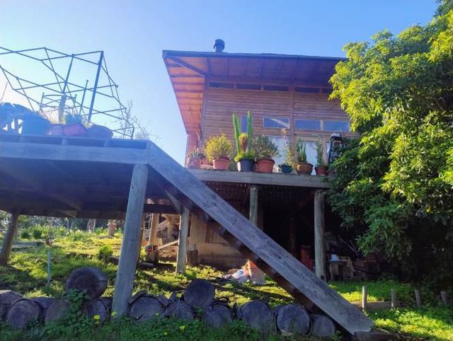 Parcela con hermosa casa de madera 100% nativa. 4 d.