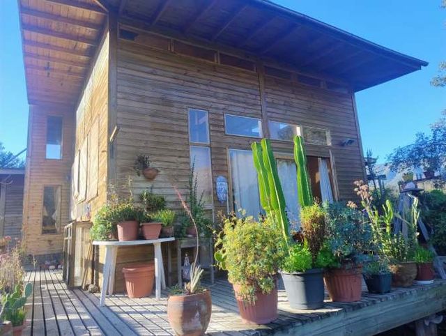 Parcela con hermosa casa de madera 100% nativa. 4 d.