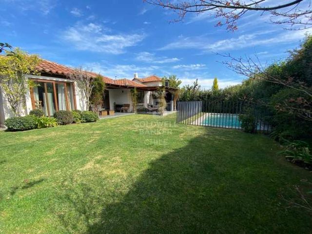 De un piso,  colegios Alemán y San Anselmo- Chicureo