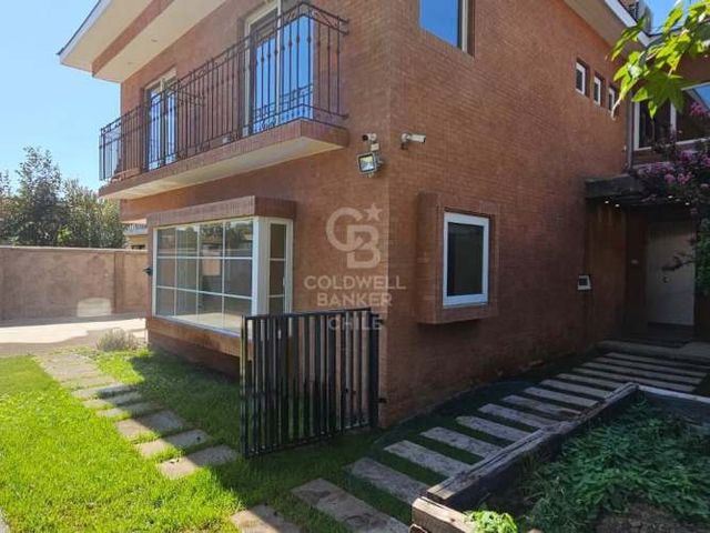 Elegante y amplia casa en el corazón de Vitacura