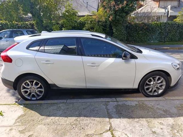 VOLVO V40 2018