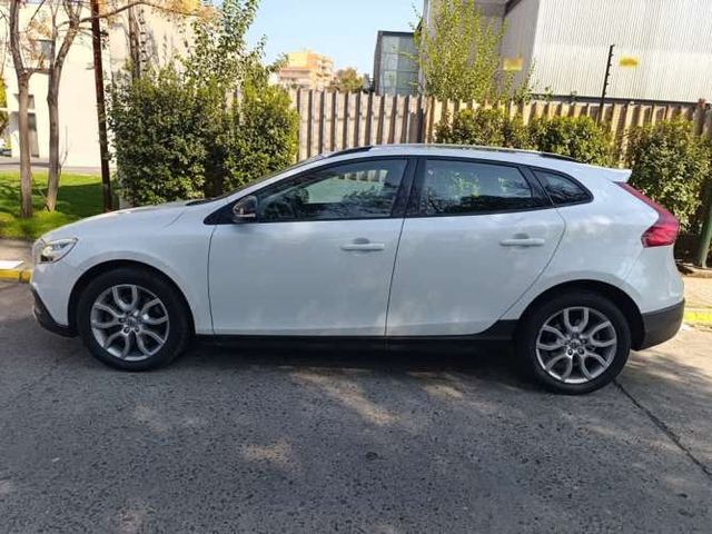 VOLVO V40 2018
