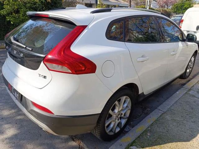 VOLVO V40 2018