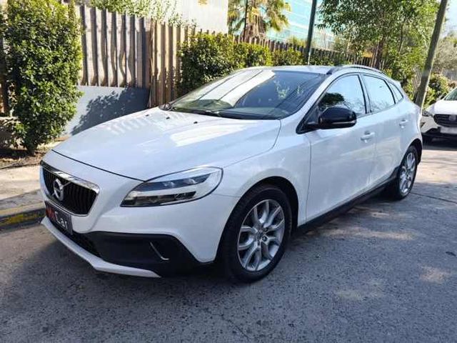 VOLVO V40 2018