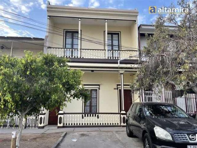 OFICINA Casa Riquelme entre Amunategui y Juan Martínez