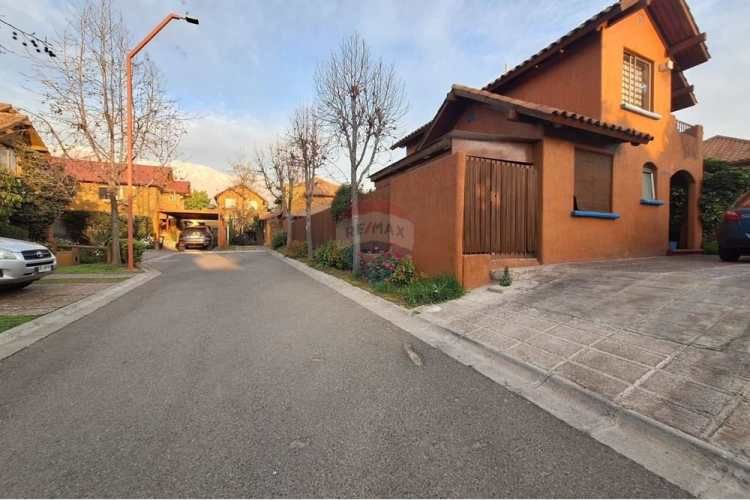 Se vende casa en exclusivo condominio el solar