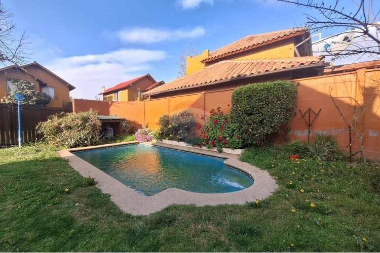 Se vende casa en exclusivo condominio el solar