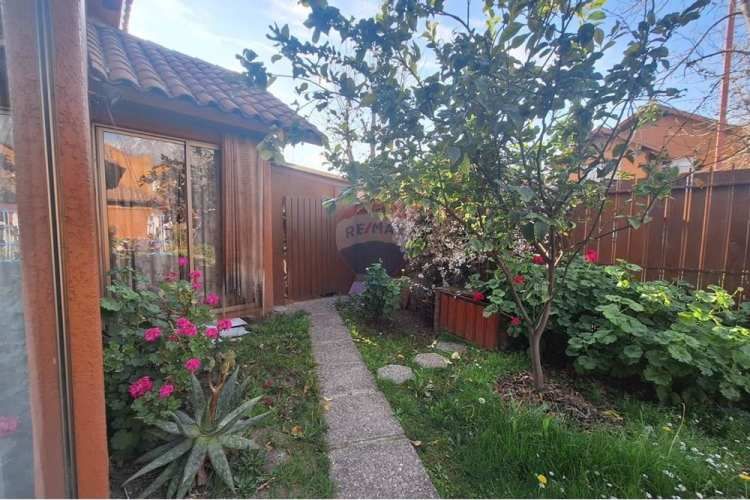 Se vende casa en exclusivo condominio el solar