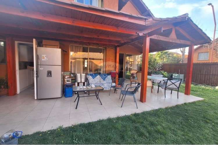 Se vende casa en exclusivo condominio el solar