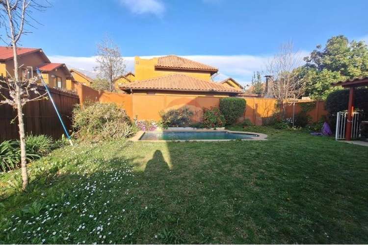 Se vende casa en exclusivo condominio el solar