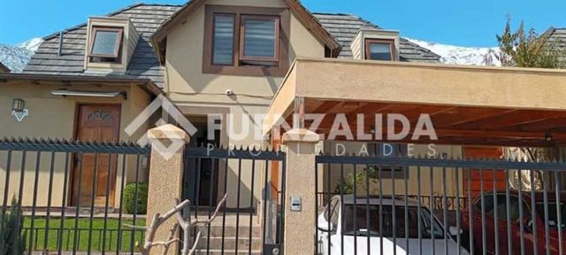 CASA Camino Las Cumbres / Alto Macul