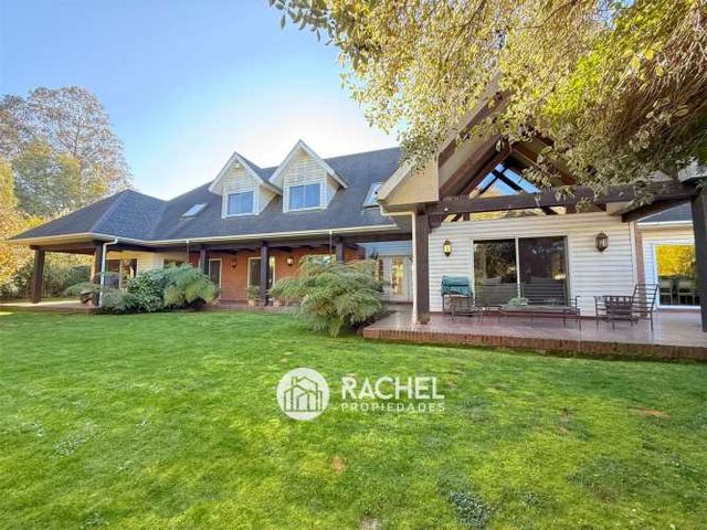 SE VENDE HERMOSA Y AMPLIA CASA CON 6D- Sector Mirador del Valle