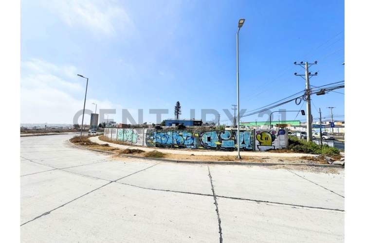 Vendo terreno con uso comercial en La Cantera