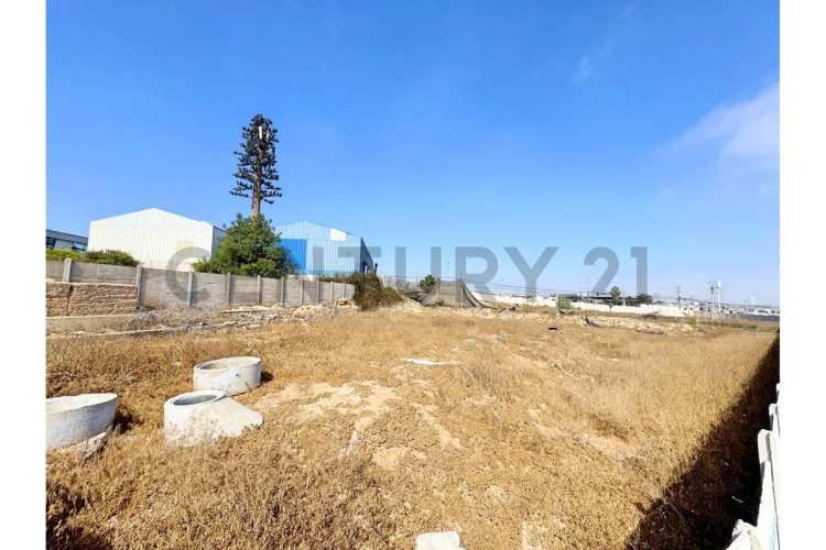 Vendo terreno con uso comercial en La Cantera