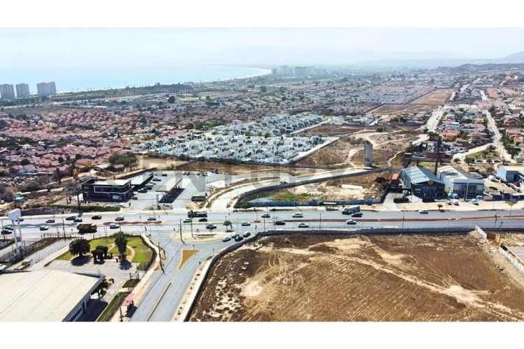 Vendo terreno con uso comercial en La Cantera