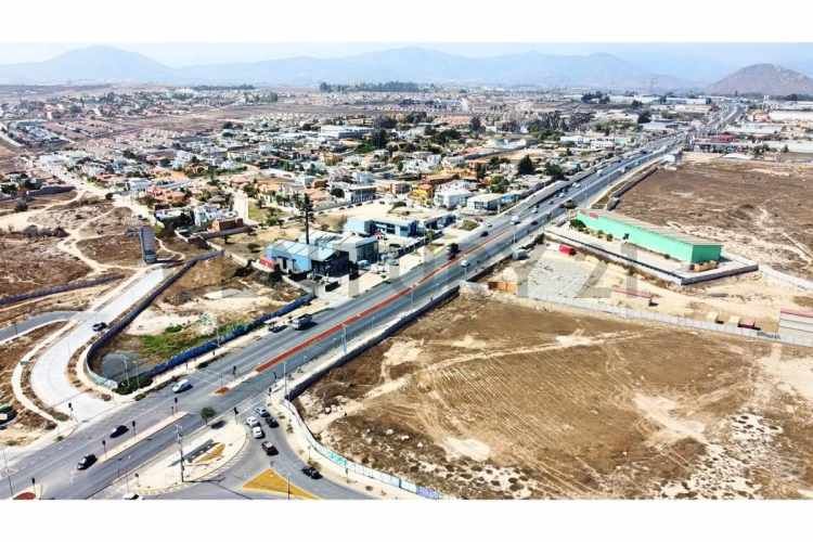 Vendo terreno con uso comercial en La Cantera