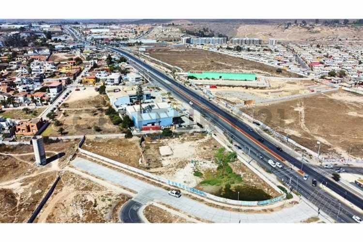 Vendo terreno con uso comercial en La Cantera