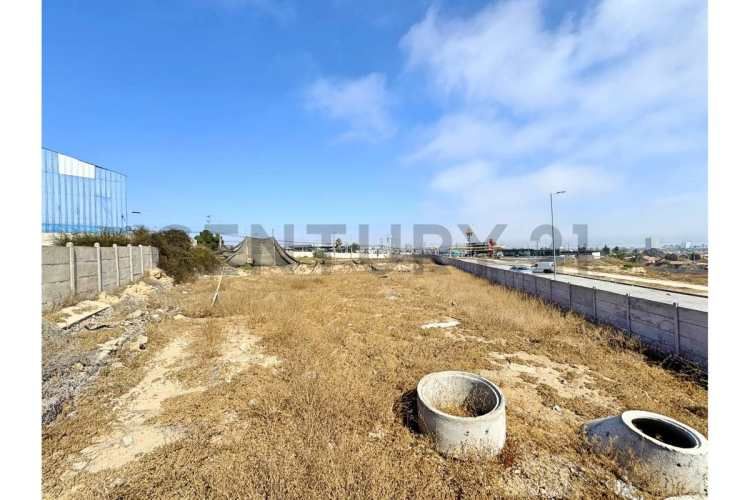 Vendo terreno con uso comercial en La Cantera