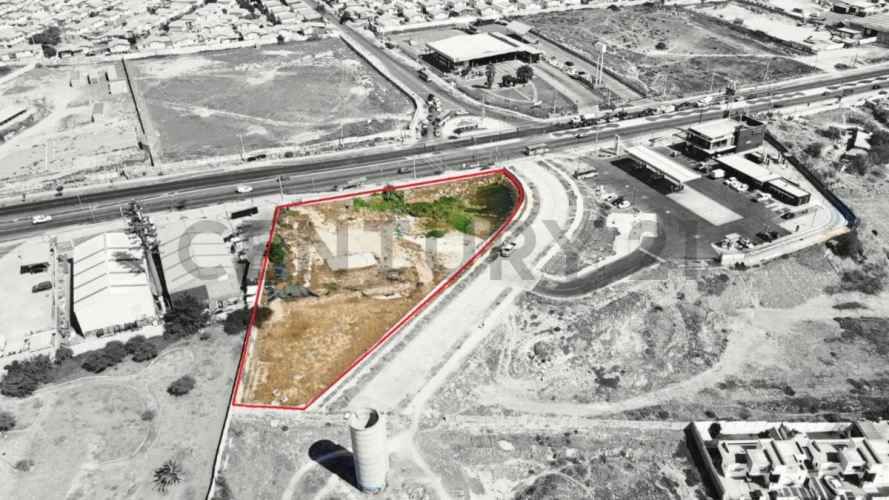 Vendo terreno con uso comercial en La Cantera