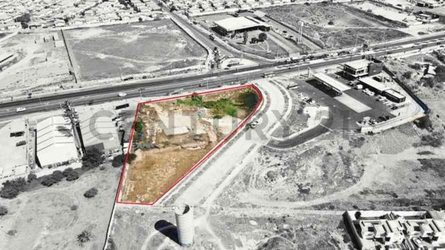 Vendo terreno con uso comercial en La Cantera