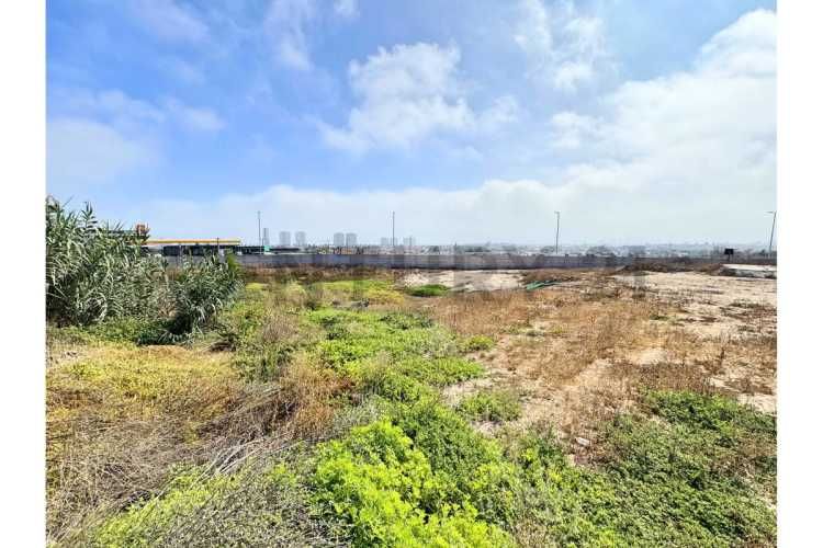 Vendo terreno con uso comercial en La Cantera