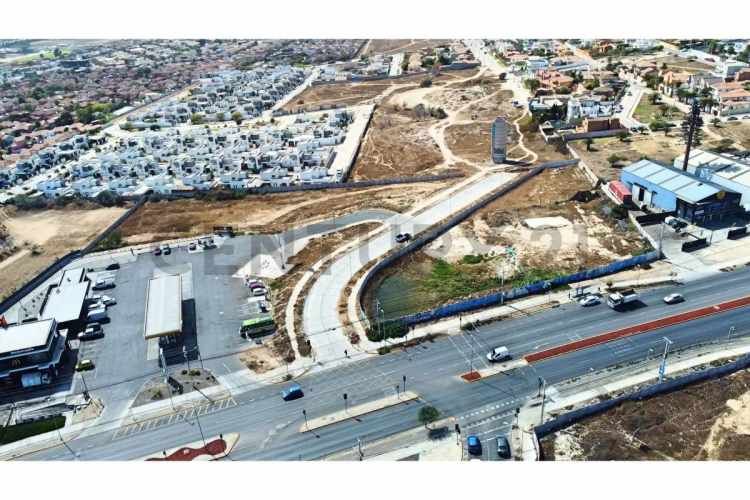 Vendo terreno con uso comercial en La Cantera