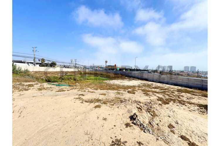 Vendo terreno con uso comercial en La Cantera