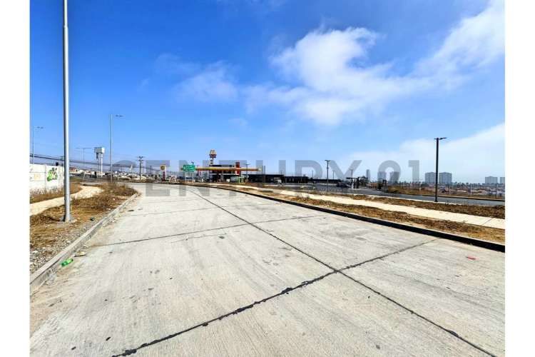 Vendo terreno con uso comercial en La Cantera