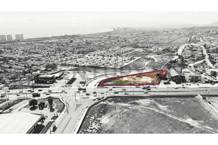 Vendo terreno con uso comercial en La Cantera