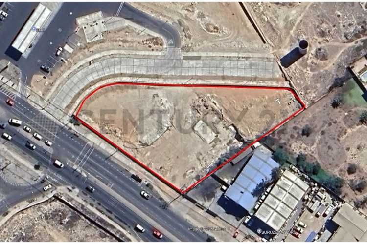 Vendo terreno con uso comercial en La Cantera