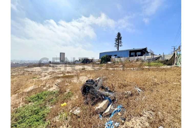 Vendo terreno con uso comercial en La Cantera