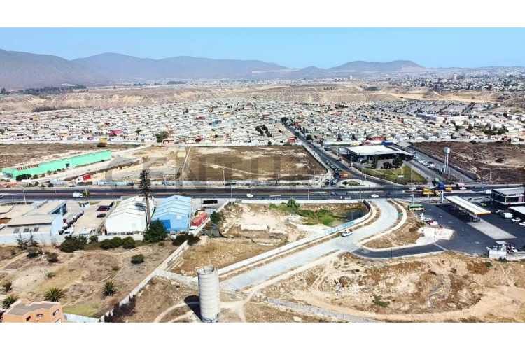 Vendo terreno con uso comercial en La Cantera