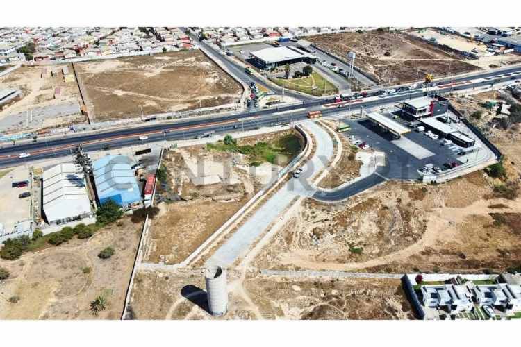 Vendo terreno con uso comercial en La Cantera