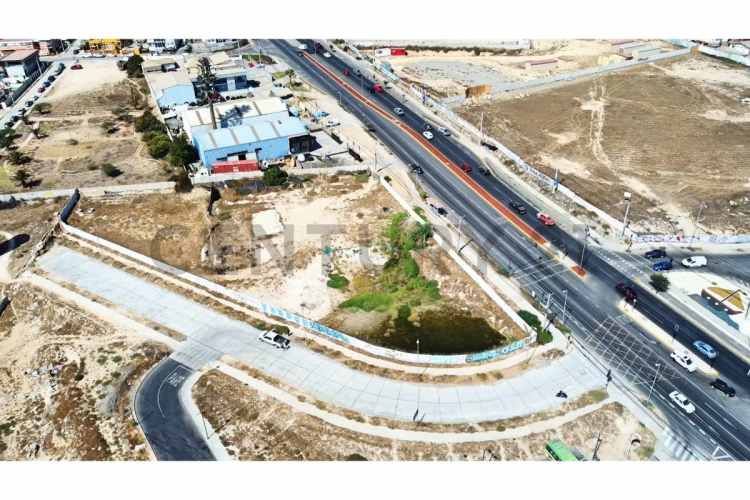 Vendo terreno con uso comercial en La Cantera