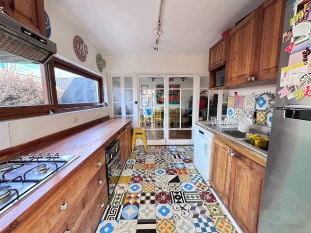 CASA Luminosa casa remodelada en sector residencial de Las Condes