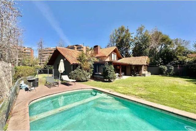 Amplia casa esquina con jardín y piscina