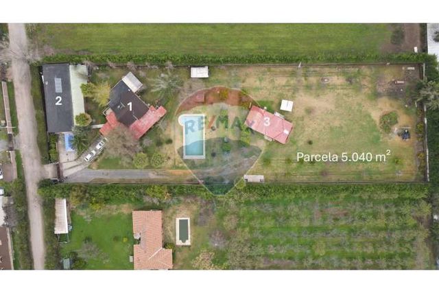 Parcela con 3 casas y gran piscina en linderos