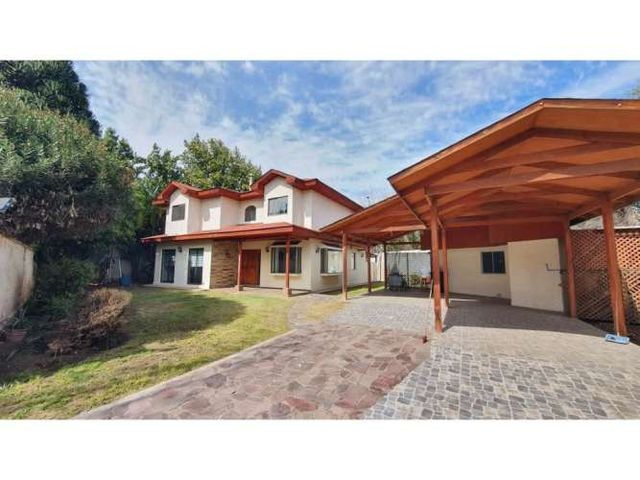 Venta de casa con 5 dormitorios y Est. amplio en Los Andes