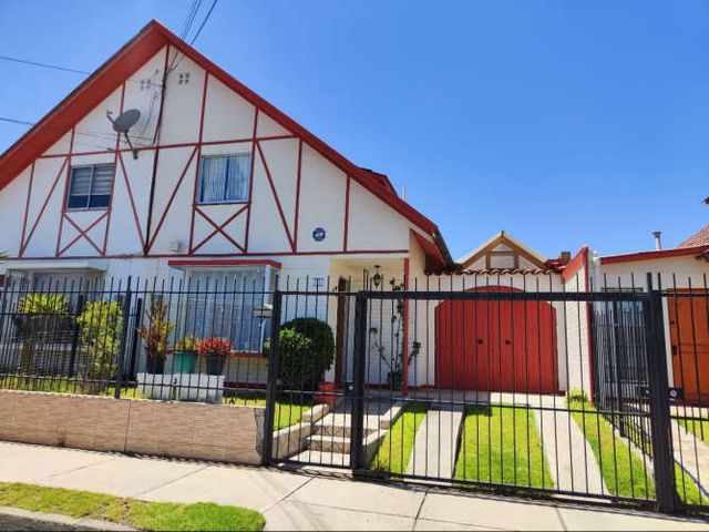 VENTA DE CASA A PASOS DE LA PLAYA LA HERRADURA