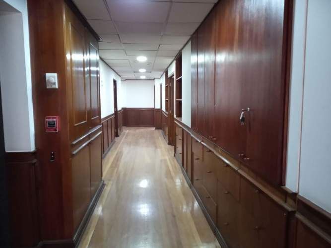 Amplia oficina Barrio Miraflores / Santa Lucia