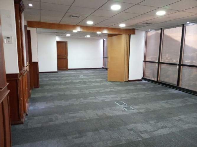 Amplia oficina Barrio Miraflores / Santa Lucia