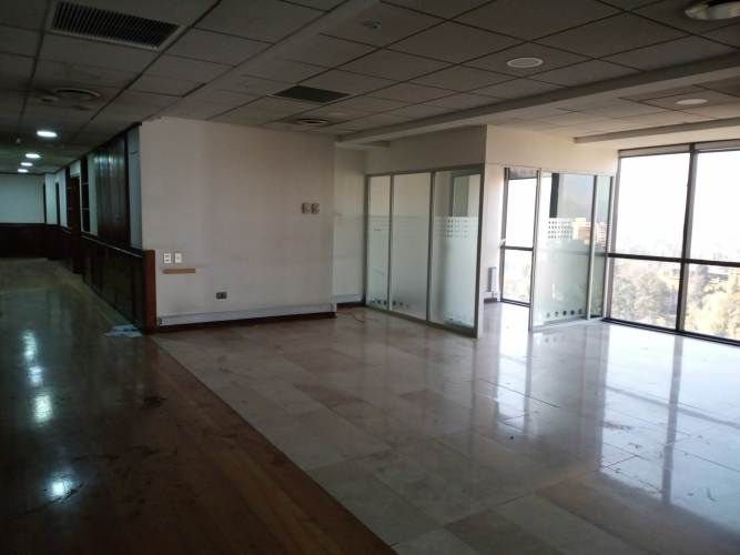 Amplia oficina Barrio Miraflores / Santa Lucia