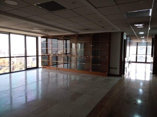 Amplia oficina Barrio Miraflores / Santa Lucia