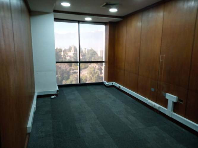 Amplia oficina Barrio Miraflores / Santa Lucia