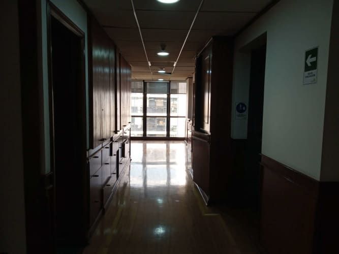 Amplia oficina Barrio Miraflores / Santa Lucia