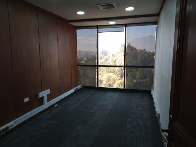 Amplia oficina Barrio Miraflores / Santa Lucia