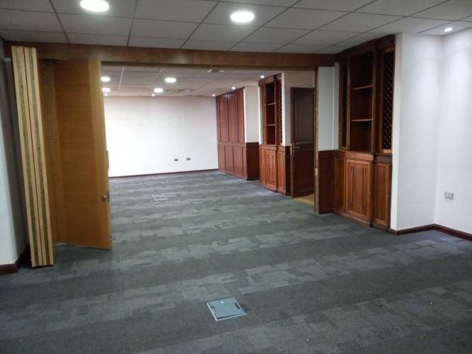 Amplia oficina Barrio Miraflores / Santa Lucia